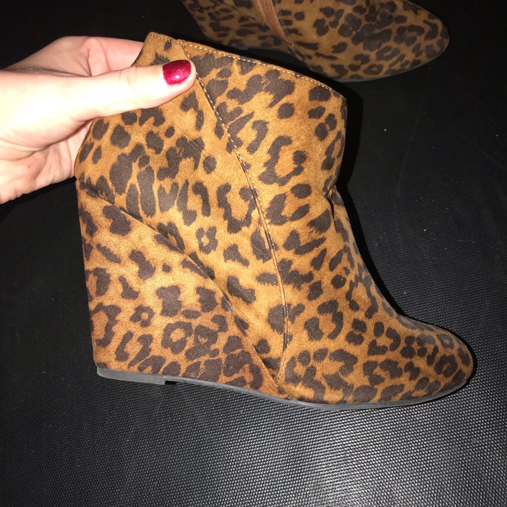 Leopard print, suede wedge booties 🐆